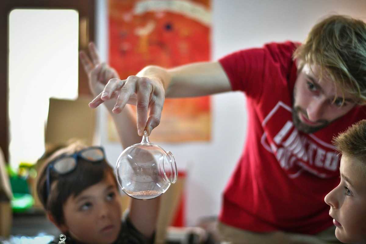 copil atelier plante glob sticla curiozitate activitate