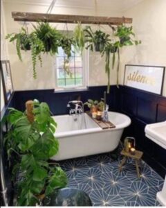 Baie moderna cu plante exotice, perete negru cu crem, scaunel din lemn pentru baie