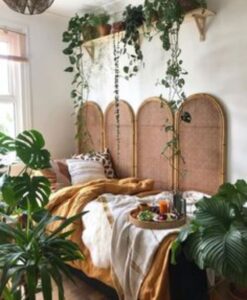 dormitor cu diverse plante, mic dejun in pat pe o tava rotunda