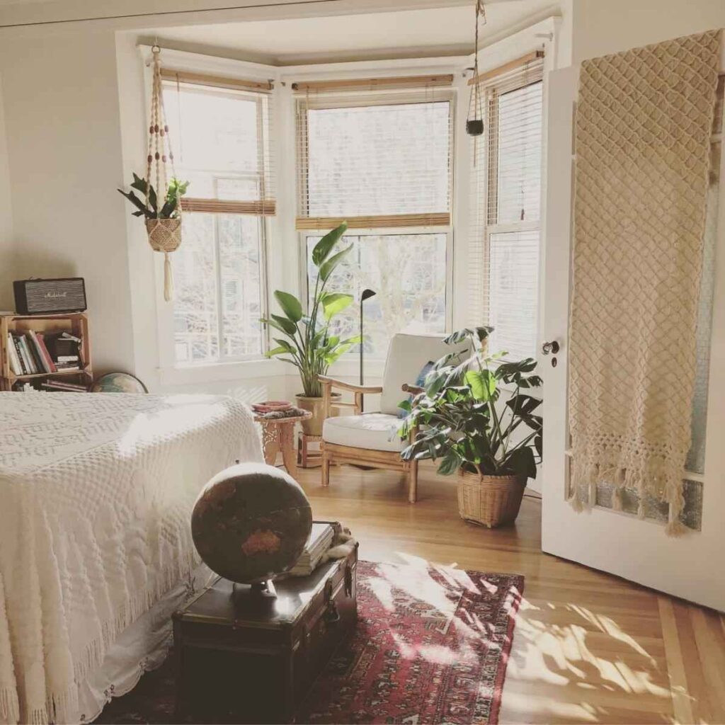 zen camera rustica cu ferestre aerisita cu plante